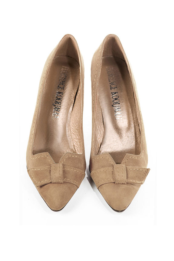 Tan beige women's dress pumps, with a knot on the front. Tapered toe. High kitten heels. Top view - Florence KOOIJMAN